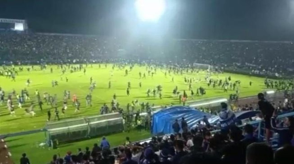 Toàn cảnh vụ bạo loạn của bóng đá Indonesia khiến nhiều người thiệt mạng - 2 Toàn cảnh vụ bạo loạn của bóng đá Indonesia khiến nhiều người thiệt mạng - 2