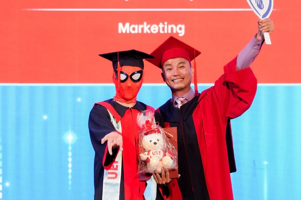 Nam sinh gây sốt khi hóa trang thành người nhện lên nhận bằng tốt nghiệp - 1 Nam sinh gây sốt khi hóa trang thành người nhện lên nhận bằng tốt nghiệp - 1