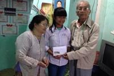 Gia đình việt kiều Canada thăm và trao quà đến các hoàn cảnh nhân ái