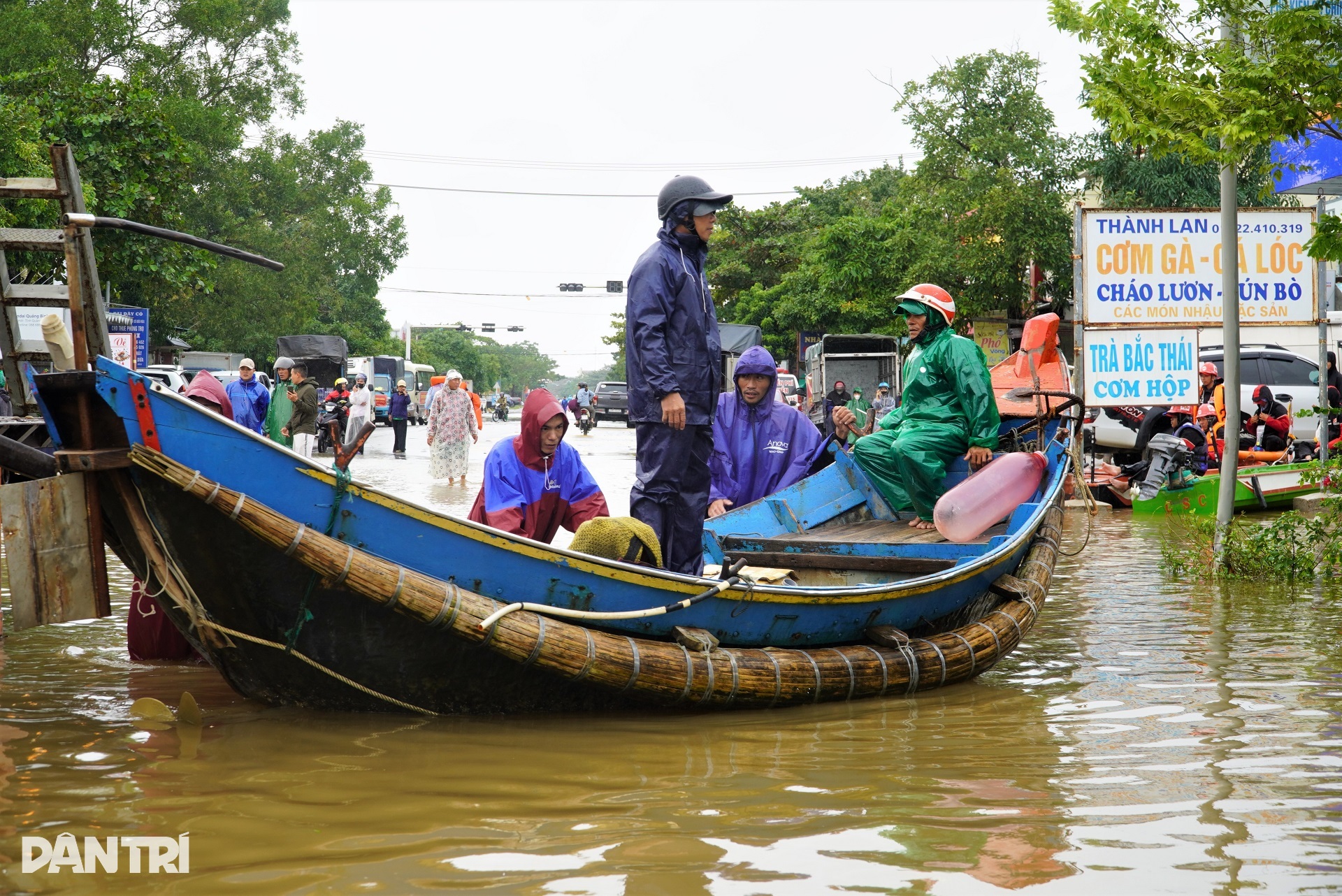 Những chiếc thuyền rời biển đến vùng rốn lũ Quảng Bình chở hàng cứu trợ - 5 Những chiếc thuyền rời biển đến vùng rốn lũ Quảng Bình chở hàng cứu trợ - 5