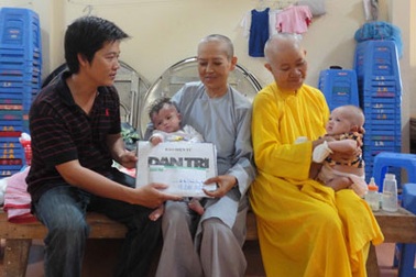 Quà bạn đọc tiếp tục đến với 4 bé ở chùa Long An