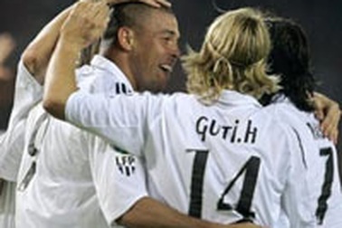 Real bỏ xa Barcelona 5 điểm