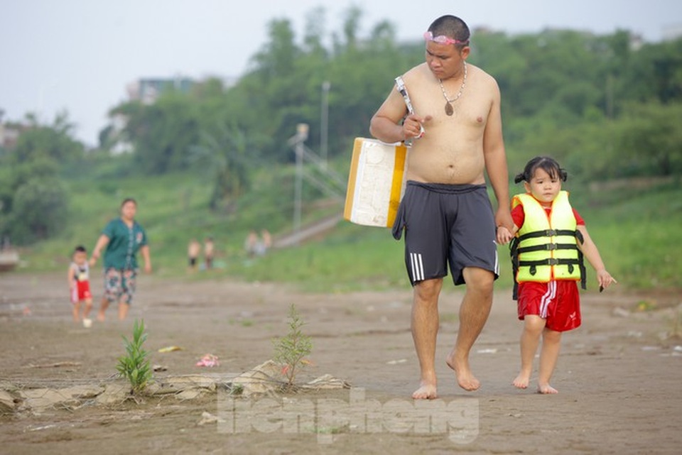 Bãi biển tự phát khổng lồ ngay dưới chân cầu Thăng Long - 2 Bãi biển tự phát khổng lồ ngay dưới chân cầu Thăng Long - 2