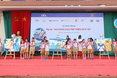 Cần dùng ghế chuyên dụng, thắt dây an toàn cho trẻ em trên xe ô tô