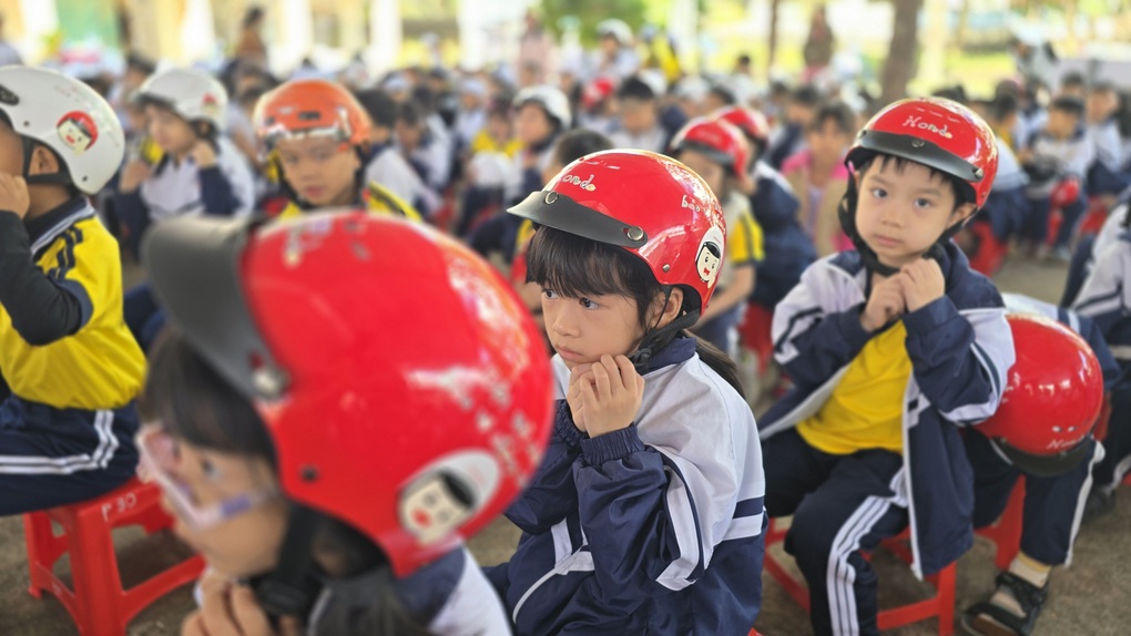 Honda Việt Nam trao hơn 1.000 mũ bảo hiểm cho học sinh lớp một khu vực Tây Nguyên - 2 Honda Việt Nam trao hơn 1.000 mũ bảo hiểm cho học sinh lớp một khu vực Tây Nguyên - 2