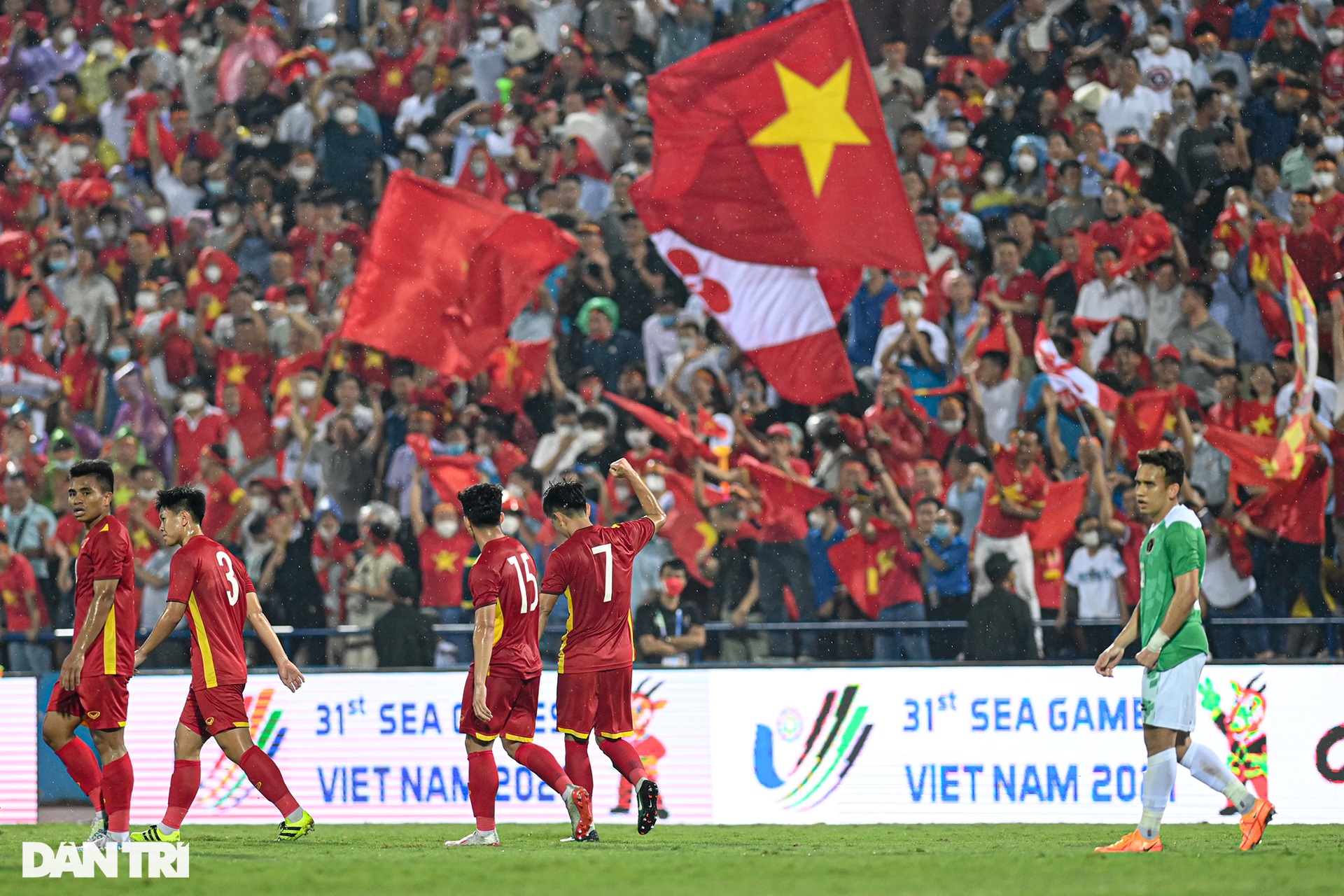 Bất chấp mưa lớn, CĐV phủ kín sân Việt Trì tiếp lửa cho U23 Việt Nam - 16 Bất chấp mưa lớn, CĐV phủ kín sân Việt Trì tiếp lửa cho U23 Việt Nam - 16