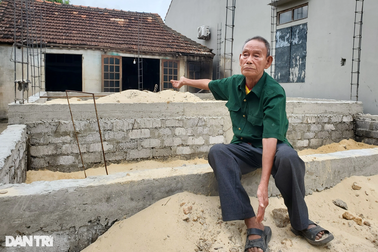 Gia đình có công với cách mạng vui mừng được hỗ trợ xây nhà tránh lũ