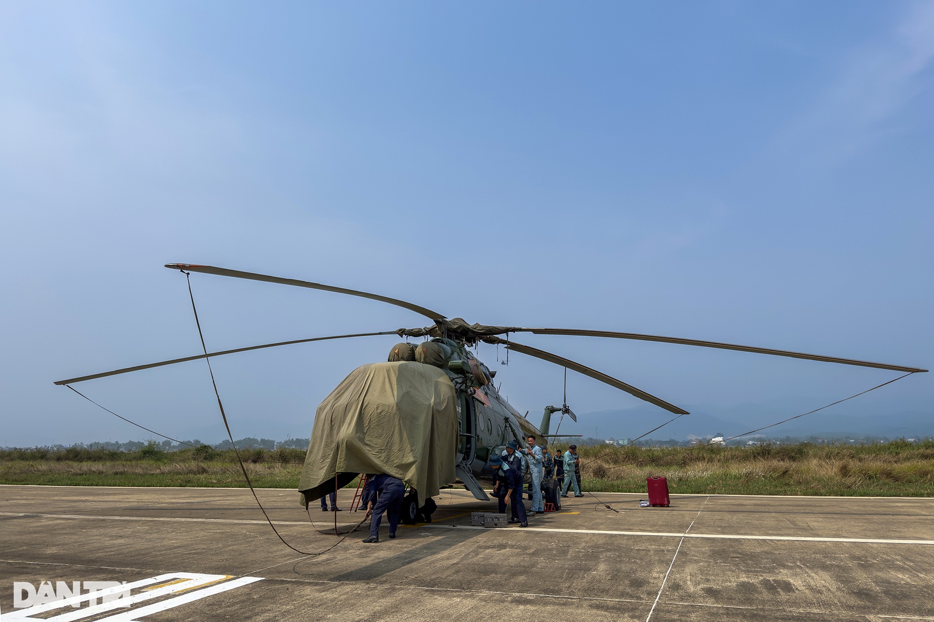 Dàn 11 trực thăng của Không quân Việt Nam hạ cánh ở sân bay Điện Biên - 14