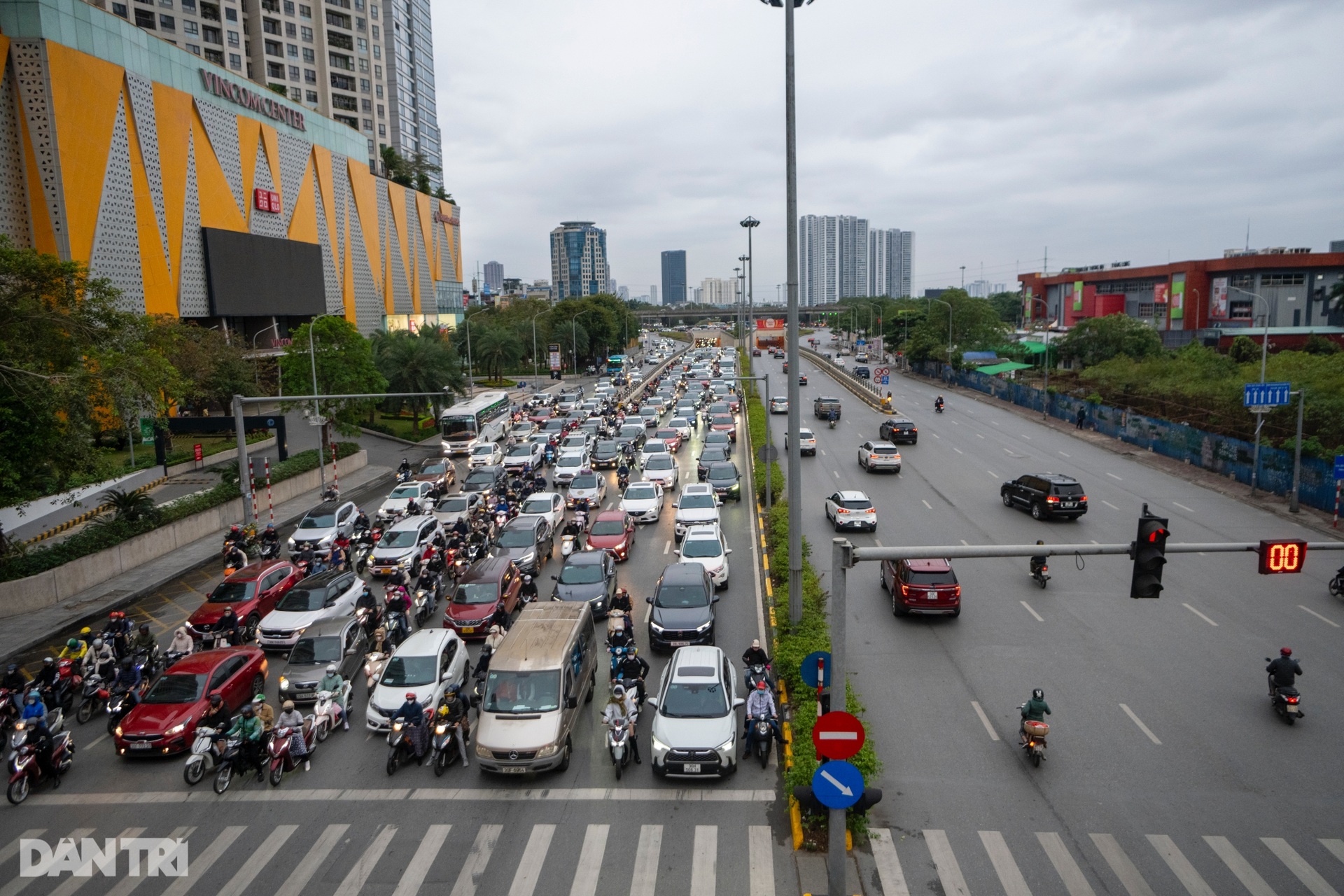 Đường phố Hà Nội đông đúc trong ngày đầu làm việc sau nghỉ Tết
