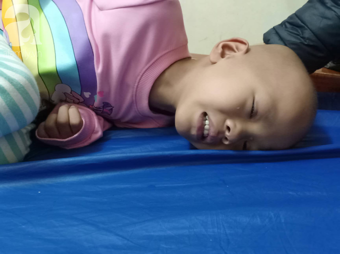 Câu hỏi trong nước mắt của bé gái 6 tuổi hàng ngày giành giật sự sống với căn bệnh ung thư: “Nếu không vay được tiền, con sẽ chết phải không mẹ?” - Ảnh 5. Câu hỏi trong nước mắt của bé gái 6 tuổi hàng ngày giành giật sự sống với căn bệnh ung thư: “Nếu không vay được tiền, con sẽ chết phải không mẹ?” - Ảnh 5.