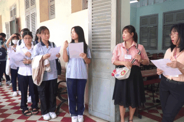 Thí sinh đi chùa, ăn đậu đỏ cầu may trước kỳ thi tốt nghiệp THPT 2024