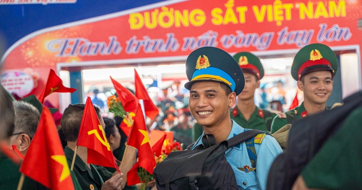 View - Rạng rỡ gương mặt chiến sĩ tham gia diễu binh, diễu hành trở về Thủ đô | Báo Dân trí