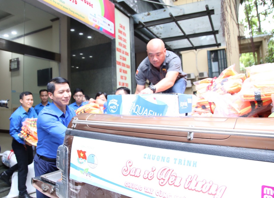 Trung ương Đoàn quyên góp 20 tỷ đồng, 10 chuyến xe hỗ trợ miền Trung - 1 Trung ương Đoàn quyên góp 20 tỷ đồng, 10 chuyến xe hỗ trợ miền Trung - 1
