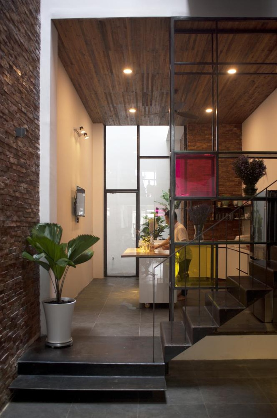 Nhà có mặt tiền độc: Ngày chắn nắng, tối lên đèn thành tranh vẽ lung linh - 8