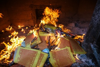 Công ty kinh doanh giấy vàng mã trên sàn chứng khoán làm ăn ra sao?