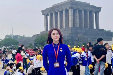 Cô giáo khóc khi nhận 100.000 đồng quà Quốc khánh: “Đây là tờ tiền lịch sử”