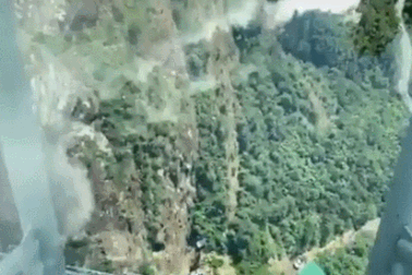 Du khách thích thú trải nghiệm cầu kính cao 500m, ngắm toàn cảnh Hoàng Liên Sơn