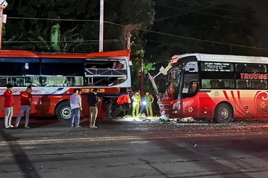 Tông vào đuôi xe khách, nam phụ xe tử vong