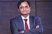 Đại gia giàu kếch xù vẫn đi xe ôm, chỉ dùng một đôi giày giá rẻ