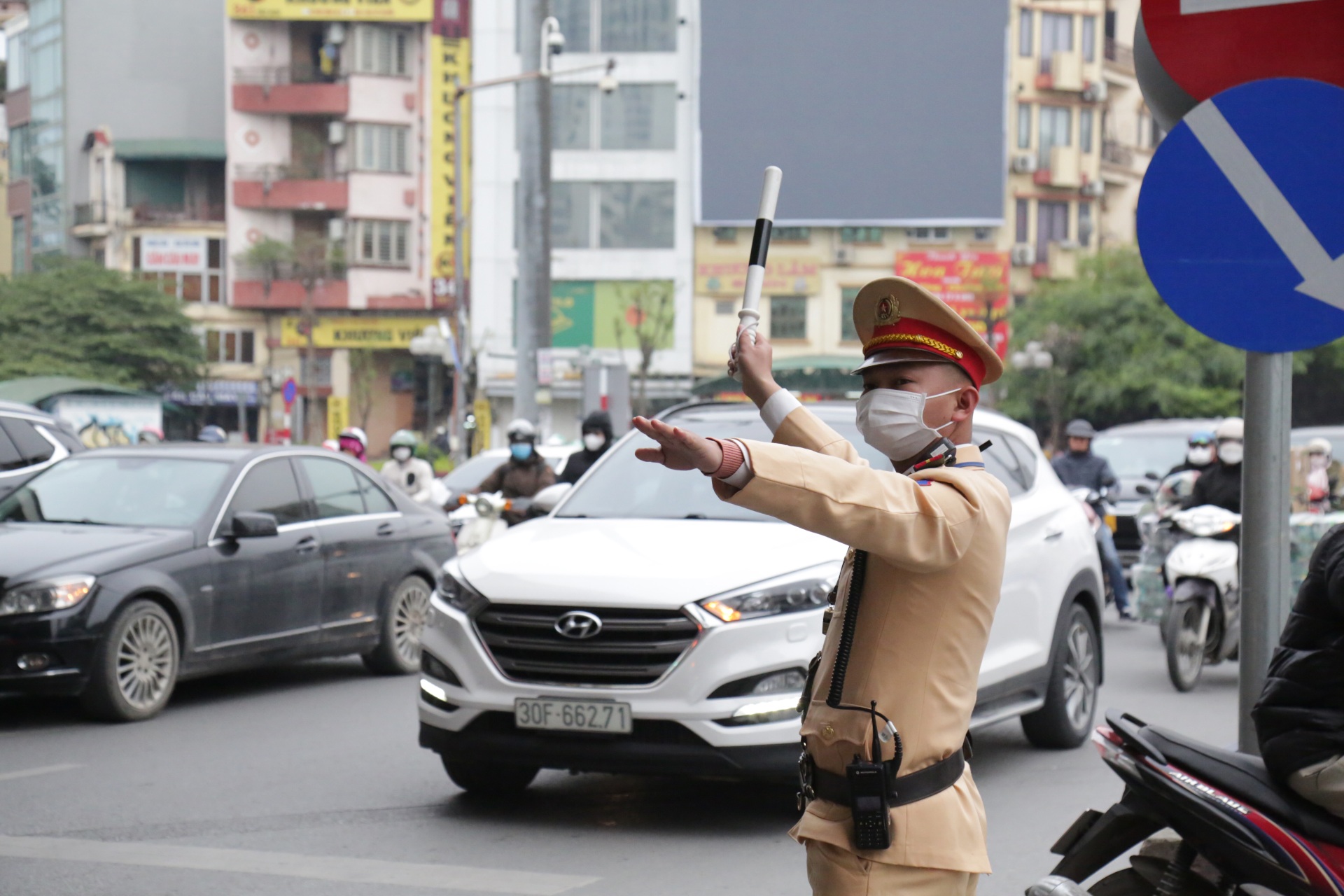 Giao thông Hà Nội ùn tắc ngày giáp Tết, CSGT căng mình phân luồng - 5 Giao thông Hà Nội ùn tắc ngày giáp Tết, CSGT căng mình phân luồng - 5