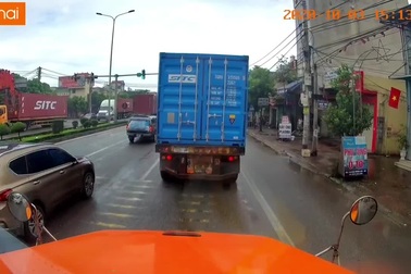 “Mưa gạch đá” cho tài xế phóng nhanh, tạt ướt hết người bên đường