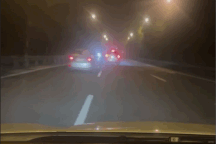 Ô tô đi ngược chiều trên đường cao tốc, rọi đèn thẳng mặt tài xế xe đi đúng