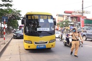 Hà Nội: Nhiều xe khách không thực hiện giãn cách bị CSGT xử lý