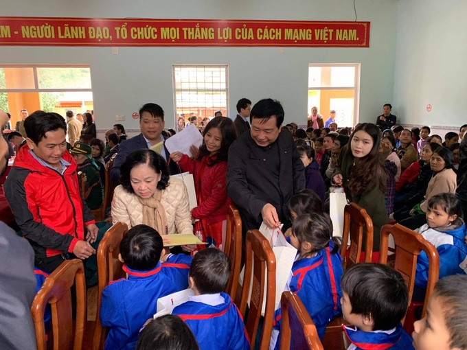 Tặng quà, động viên người dân Trà Leng vươn lên tái thiết cuộc sống sau thiên tai - Ảnh 1.