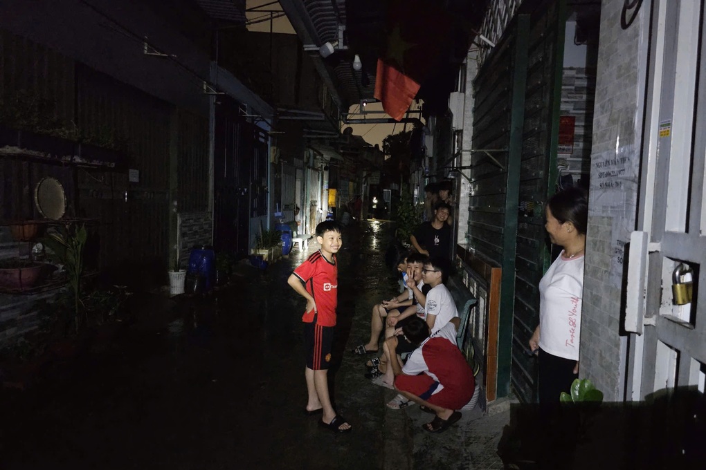 Gần 100 hộ dân ở TPHCM có điện trở lại sau 3 ngày bị cắt - 2 Gần 100 hộ dân ở TPHCM có điện trở lại sau 3 ngày bị cắt - 2