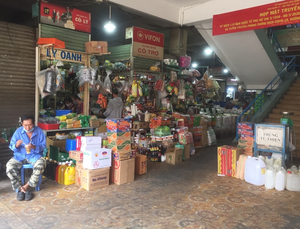 TPHCM: Chợ và siêu thị vắng người, chợ tạm phải “giải tán - 2