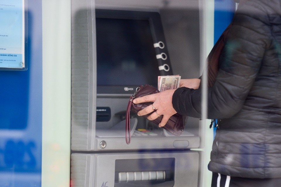 Hà Nội: Cây ATM thiếu nước rửa tay, người dân lo ngại lây lan dịch - 5 Hà Nội: Cây ATM thiếu nước rửa tay, người dân lo ngại lây lan dịch - 5