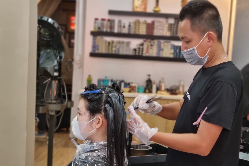 Người dân Đà Nẵng phấn khởi đi cắt tóc sau 2 tháng giãn cách xã hội - 7 Người dân Đà Nẵng phấn khởi đi cắt tóc sau 2 tháng giãn cách xã hội - 7