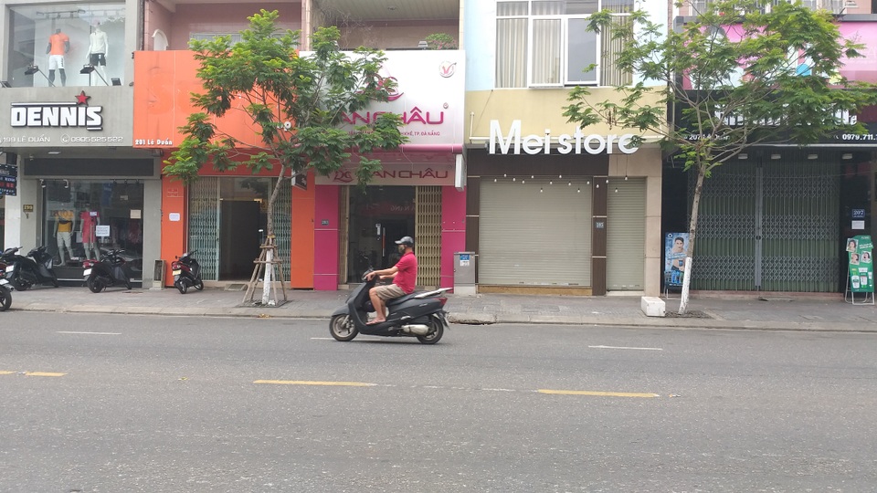 Đà Nẵng: Hết cách ly, nhiều hàng quán vẫn cửa đóng, then cài - 10 Đà Nẵng: Hết cách ly, nhiều hàng quán vẫn cửa đóng, then cài - 10
