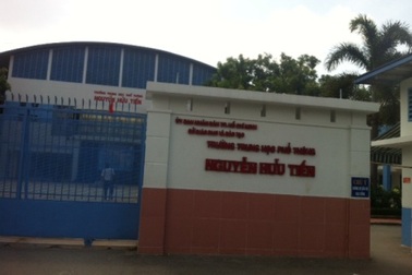 Không đứng lớp, hiệu trưởng vẫn nhận… tiền phụ cấp