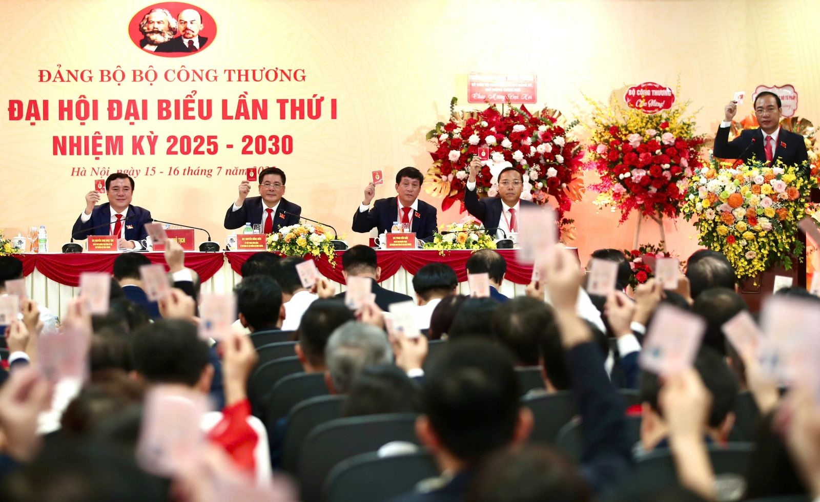 Phó Thủ tướng: Bộ Công Thương phải luôn tiên phong trên mặt trận kinh tế - 1