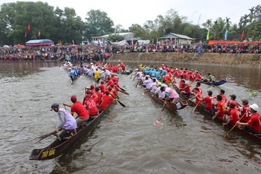 Hàng chục ngàn người tưng bừng xem hội đua trải đầu xuân