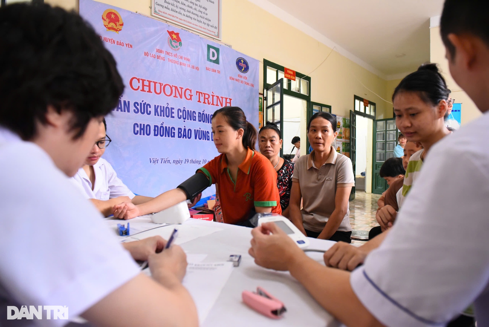 Gần 500 người dân vùng sạt lở Lào Cai được khám bệnh, tặng quà - 1