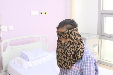 Nỗi ám ảnh 6 năm dưới lớp khăn che mặt của cô gái trẻ