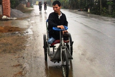 Người đàn ông bại liệt làm công nhân nuôi vợ tâm thần