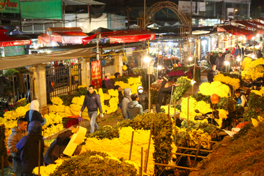 Đêm đầu năm 2021 không ngủ của người lao động chợ hoa Quảng An