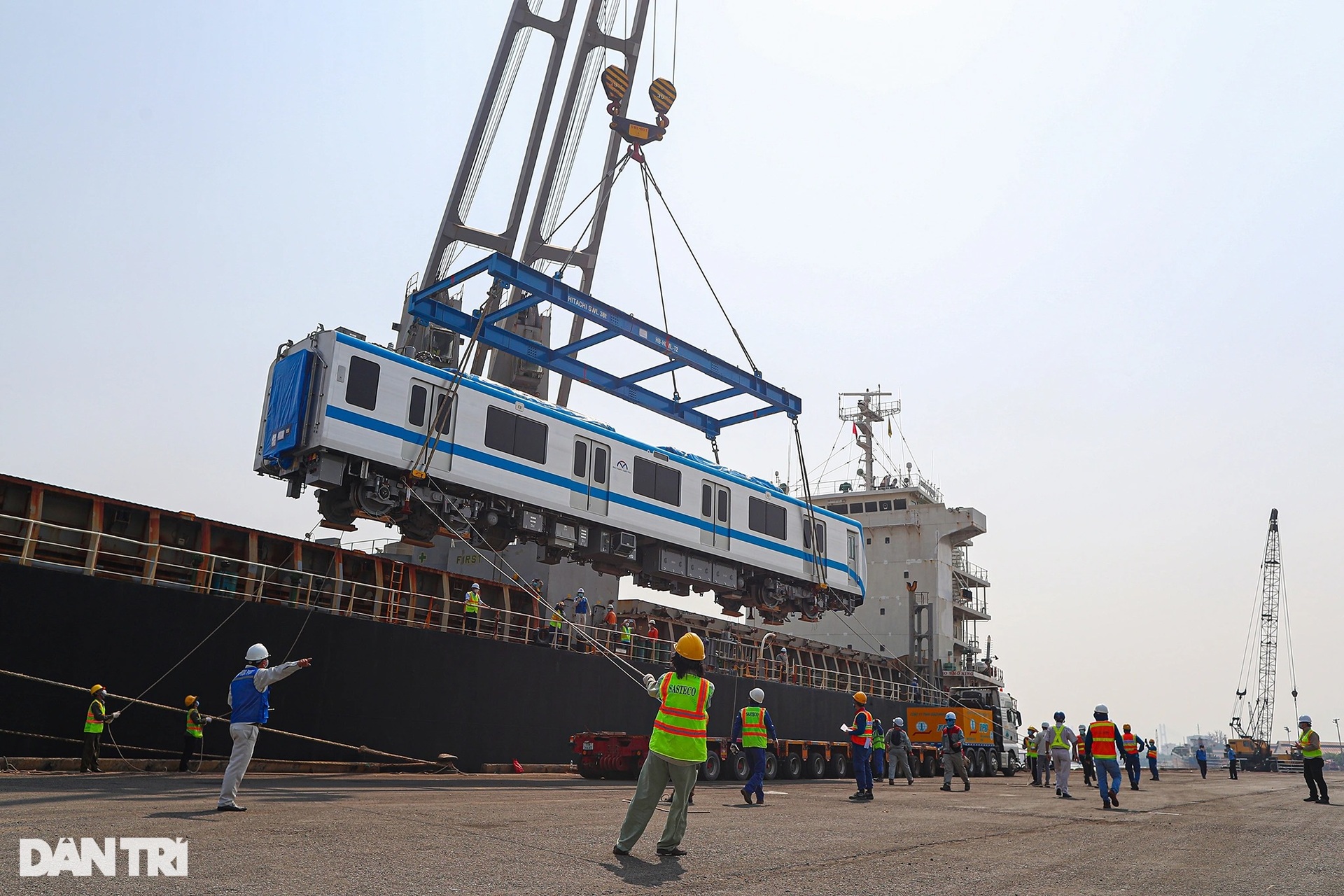 Cận cảnh 6 toa tàu Metro Số 1 cập cảng Khánh Hội ở TPHCM - 2