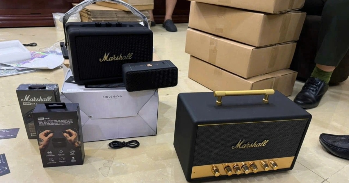 Triệt phá ổ bán loa Marshall nhái ở Hà Nội