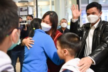 Giọt nước mắt hạnh phúc của 300 người Việt ở Ukraine về nước từ Ba Lan