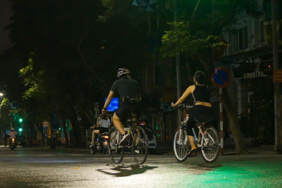 Hà Nội: Đường phố lặng lẽ trong đêm cuối cách ly toàn xã hội - 4 Hà Nội: Đường phố lặng lẽ trong đêm cuối cách ly toàn xã hội - 4