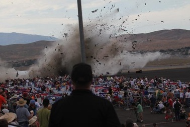 Máy bay chiến đấu đâm vào khán đài, 59 người thương vong