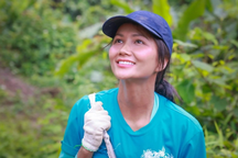 Bị mỉa mai làm từ thiện "bèo", H'Hen Niê: "Tôi buồn nhưng vẫn làm"