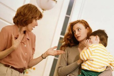 Mẹ chồng chê con dâu lười vì không gửi cháu đi làm