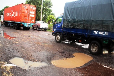 Cử tri bức xúc vì quốc lộ hư hỏng mà trạm BOT vẫn thu phí đều