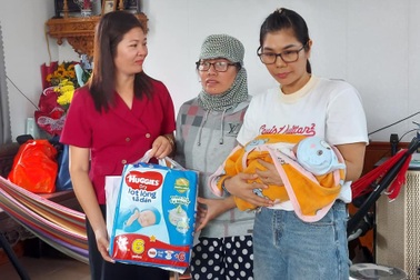 Tìm người thân bé trai sơ sinh bị bỏ rơi trong đêm