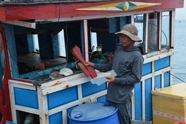 Tàu cá Lý Sơn vật lộn chống chọi với tàu “lạ”